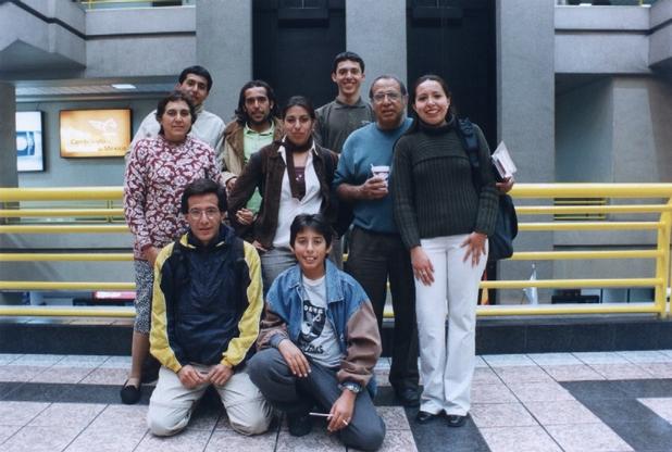 [Imagen: Family in Mex City's airport]