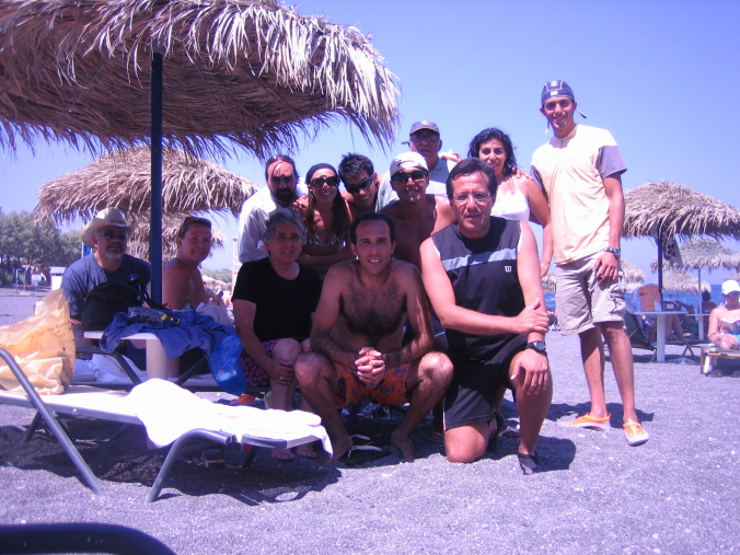 [Imagen: Family in Santorini]