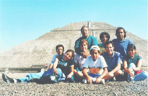 [Image: Family in Teotihuacan]